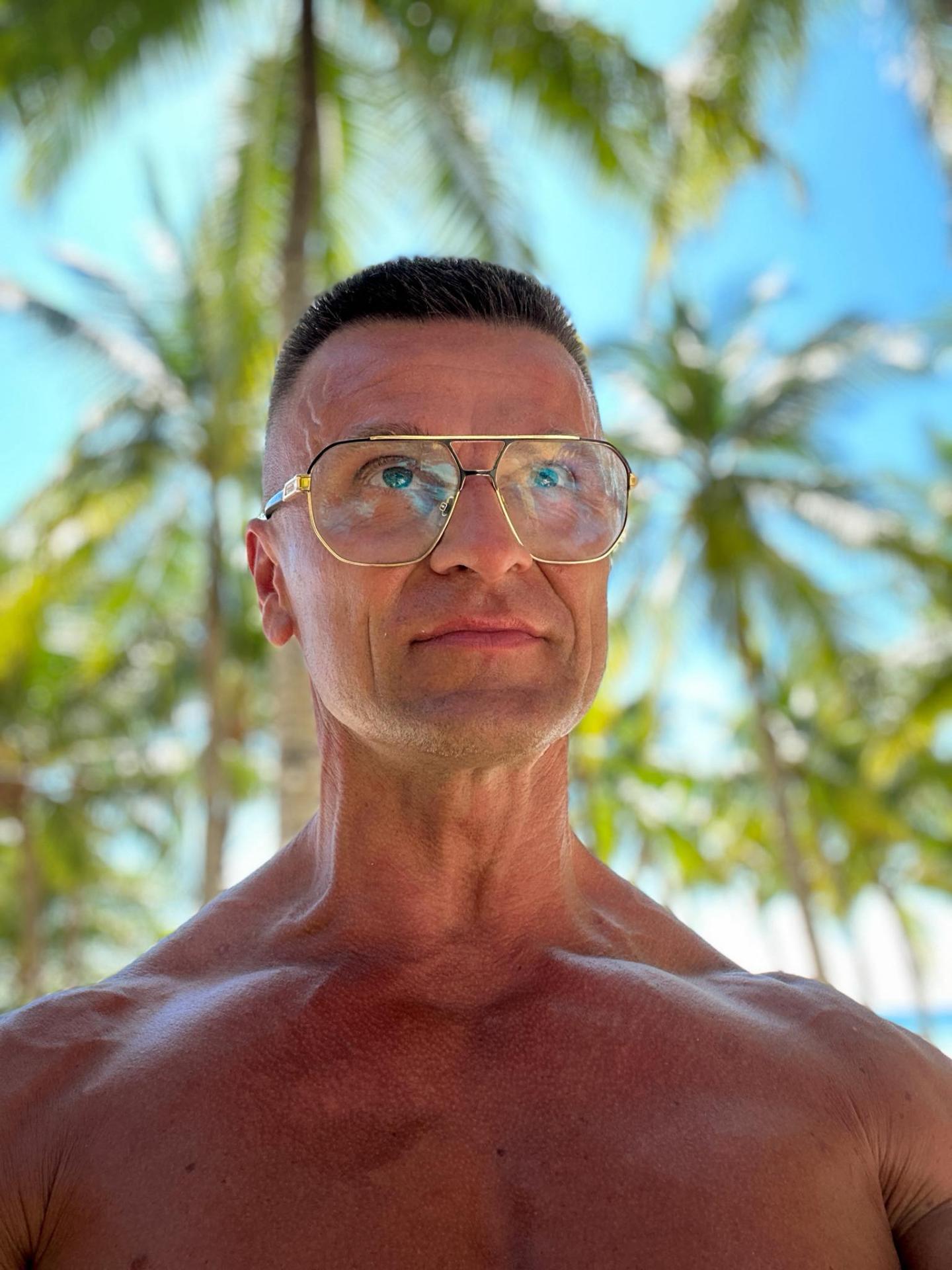 Przemek — portret pod palmami